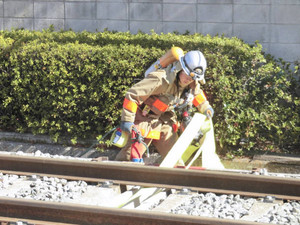 都電線路下にホース横断溝 木密地域の早期消火期待 荒川区で消防訓練