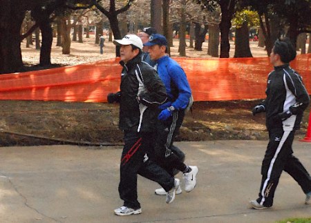 首相、警護官引き連れジョギング…代々木公園