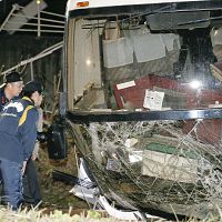 「列車来る！」転落バスの乗客、窓から必死の脱出