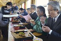 観光列車で料理振る舞う くま川鉄道