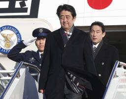 安倍首相:政府専用機でワシントン到着