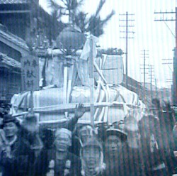 祭りを楽しむオリンピア市長（左）。右隣は稲沢市長＝愛知県稲沢市