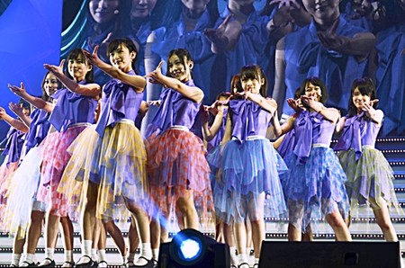 乃木坂46、デビュー1周年ライブに9000人熱狂! 「君の名は希望」も初披露