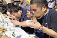 納豆早食い大会、新記録も誕生