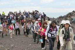 富士山:入山料徴収へ 環境保全財源に−−静岡・山梨の知事