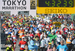 コースに 思い刻み 東京マラソン