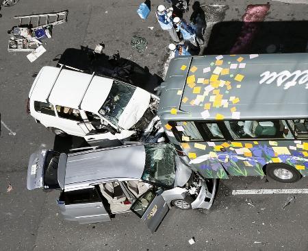 観光バスに車２台が追突＝乗客ら７人重軽傷—東京・浅草