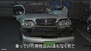 埼玉・久喜市で乗用車がカーブ曲がりきれず電柱に衝突 3人死亡