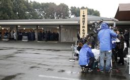 市川團十郎さん:雨の本葬に2500人 海老蔵「父の子で幸せ」