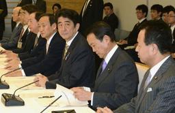 デフレ脱却へ「光明」＝三本の矢で強い経済－甘利経財相