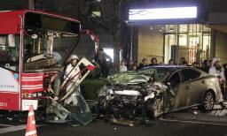 交通事故:路線バスと衝突、乗用車の２人死亡 京都・山科