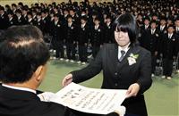 「振り返らず前へ」 鹿児島・明桜館高校１期生巣立つ