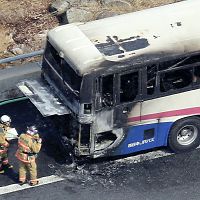 車体後部付近から出火し、炎上するバス＝滋賀県甲賀市甲南町、読者提供