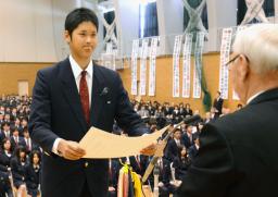 日本ハムの大谷投手が高校生活に別れ 花巻東で卒業式 「ここが原点」