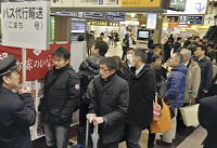 盛岡駅 乗客らでごった返す・・・こまち脱線