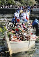 子どもの成長祈り「雛流し」 和歌山で１万人が参拝