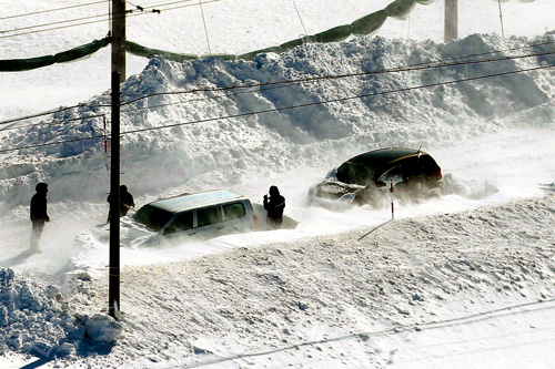 暴風雪８人死亡 中標津など車次々埋まる