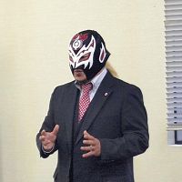 プロレスラー市議、覆面で議場へ向かう意向