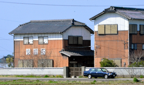 住宅に遺体 きょうだい３人を逮捕