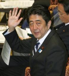 安倍首相:講和条約発効の４月２８日に「主権回復式典」 衆院予算委で表明