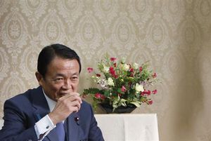 円安「通貨戦争でない」＝麻生財務相、米財務長官と電話会談