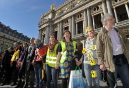 独仏で「人間の鎖」原発反対イベント