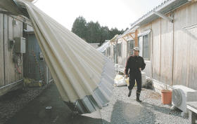 強風で仮設住宅の屋根吹き飛ぶ 新地