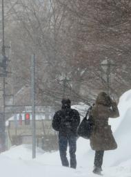 朝にかけ、北日本で暴風雪の恐れ