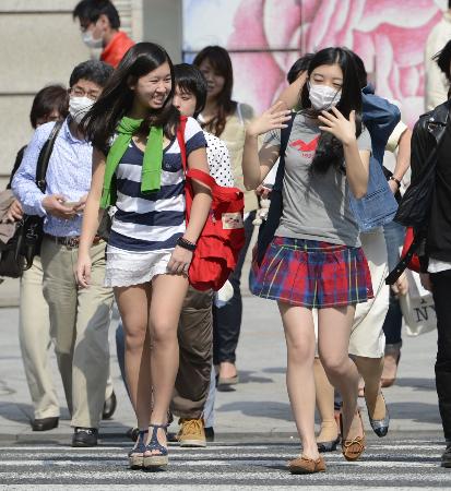 東京都心、最も早い夏日 砂ぼこりで「煙霧」も