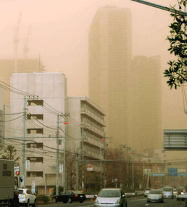 黄砂みたい？大気かすむ 市内でも「煙霧」