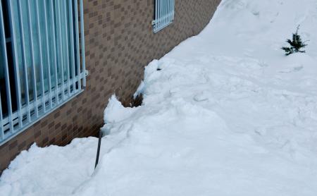 雪の中に３０時間か 女児救助