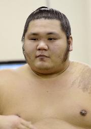 千代大龍が休場…日馬富士から金星