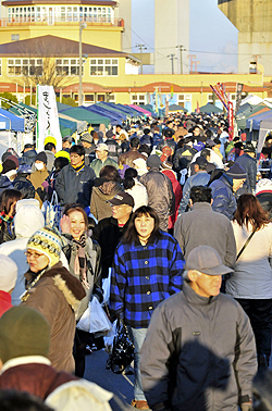 にぎわう“市民の台所” 館鼻朝市スタート