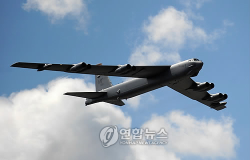 Ｂ５２爆撃機が攻撃訓練 韓国東北部で