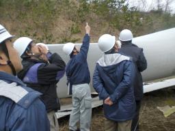 風車落下現場を専門家視察