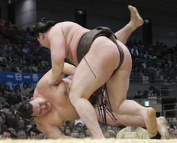 白鵬12連勝、あすにも優勝の可能性 大相撲春場所12日目