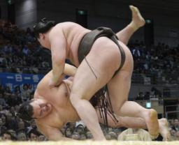 白鵬12連勝「どの体勢も対応」／春場所