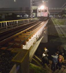 電車にはねられ中２死亡 奈良の鉄橋、１人重傷