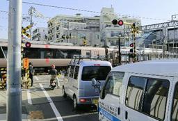 小田急線下北沢地上ホーム、営業終了－「さよなら踏み切り」の声も