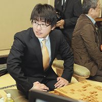 棋士が面目保つ、将棋ソフトとの第１局に快勝