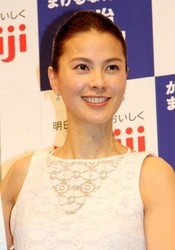 江角マキコ ミニワンピ姿の美脚で登場！健康美の秘訣は「息子たちと遊ぶ」