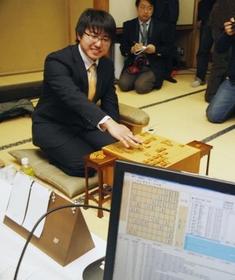 初戦はプロ棋士がコンピューターに勝利＝将棋の電王戦第１局