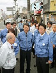 首相「時が止まったよう」 福島・浪江町を視察