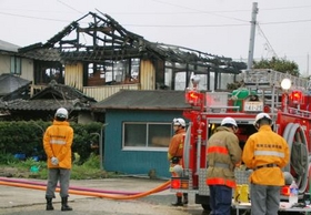 炎を上げて燃える住宅＝２４日、佐賀県小城市小城町、読者提供