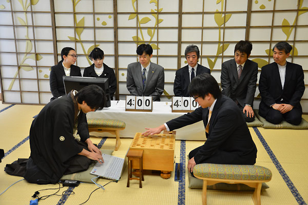 プロ棋士VSコンピュータの団体戦「第2回将棋電王戦」、第1局は阿部四段が勝利