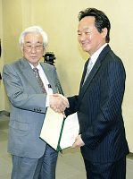 名古屋市科学館 名誉館長はノーベル賞教授 益川さんに委嘱状