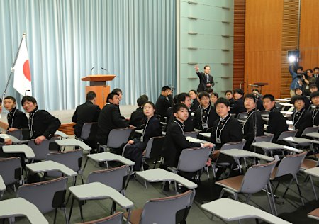 官邸で初の見学会 中学生「政治が身近に」