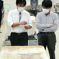 保存修復中の高松塚古墳壁画、専門家に初公開