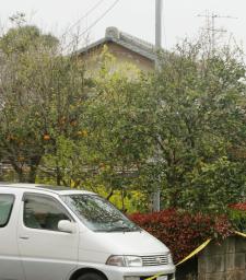 住宅で親子3人刺される 男性と息子死亡、妻重体