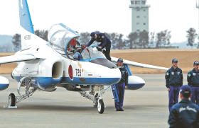 おかえりブルーインパルス 約２年ぶり松島基地に帰還